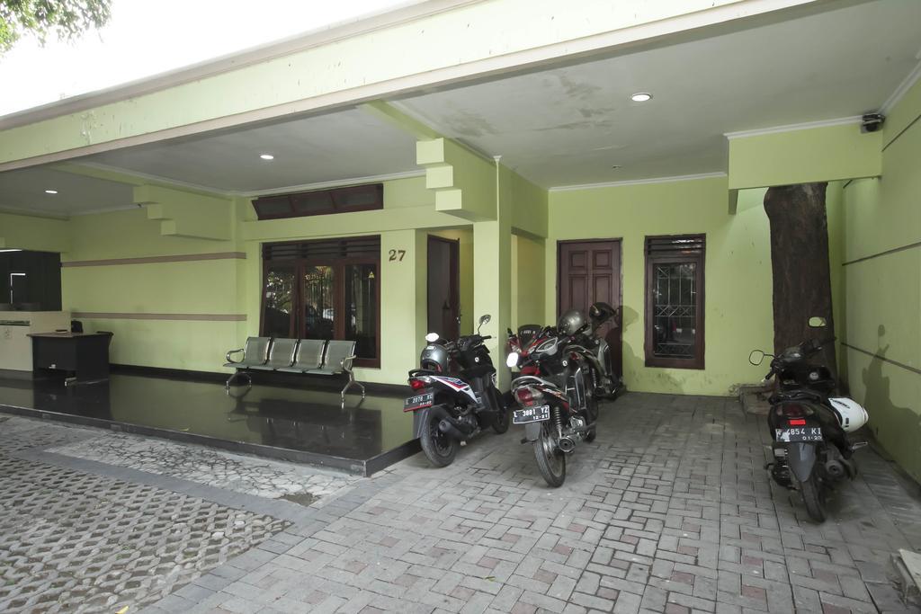 Reddoorz Near Balai Kota Surabaya Hotel Exterior foto